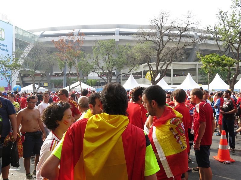 Entre espaEntre españoles y chilenos, el color rojo era el predominante en Maracaná.