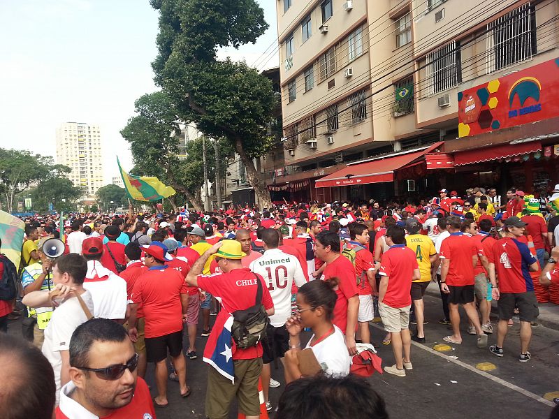 La afición chilena era mayoría en las inmediaciones del estadio, unos 40.000 aficionados con entrada.