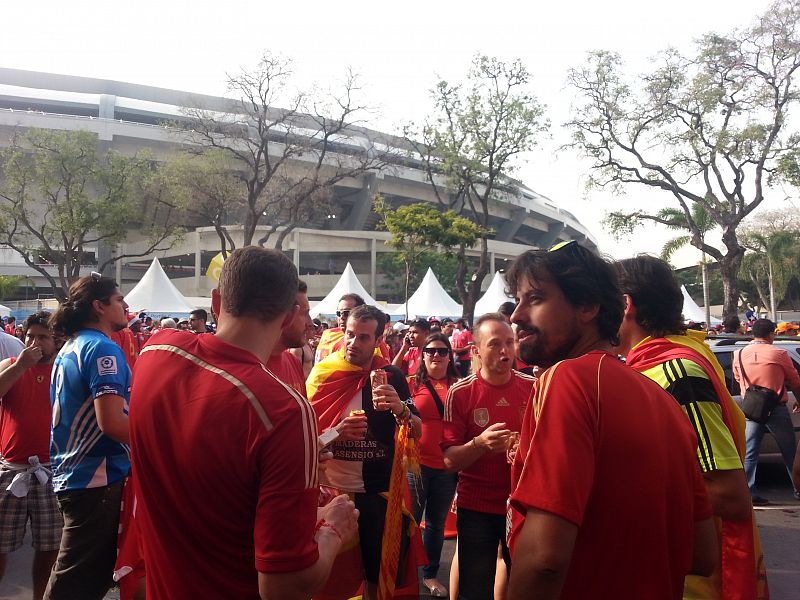 Un grupo de aficionados españoles, en los aledaños de Maracaná.