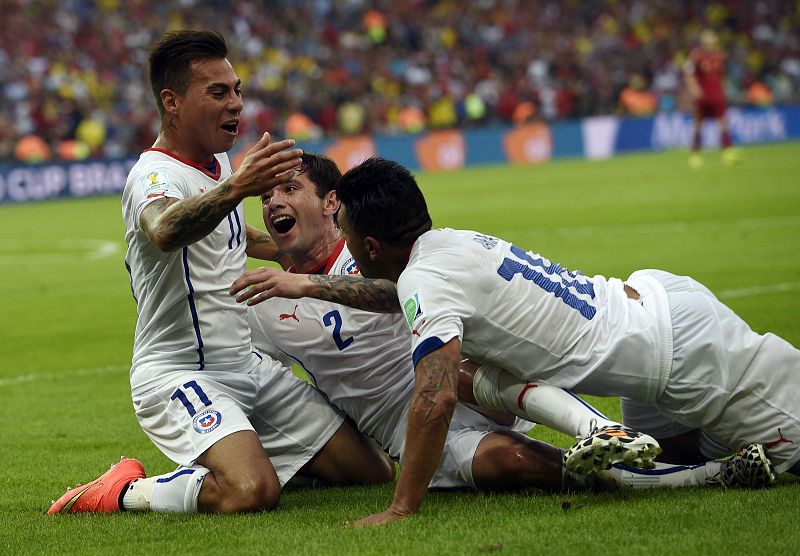 Eduardo Vargas (I) celebra junto con sus compañeros el primer gol marcado a España.