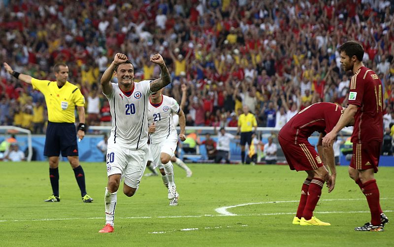 El centrocampista chileno Charles Aranguiz tras marcar el segundo gol del equipo ante España.