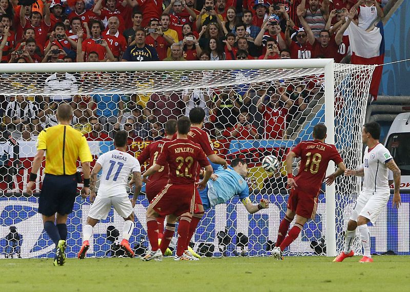 Momento en el que Aranguiz cuela el balón dentro de la portería española.