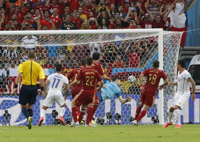 Momento en el que Aranguiz cuela el balón dentro de la portería española.
