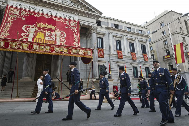 Las Fuerzas de Seguridad del Estado, desfilando frente al Congreso de los Diputados, que se preparaba para la proclamación de Felipe VI.