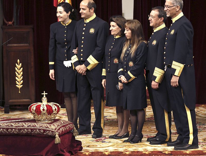 Los ujieres del Congreso de los Diputados se han fotografiado junto a la corona en el interior del hemiciclo antes de la ceremonia de proclamación de Felipe VI.