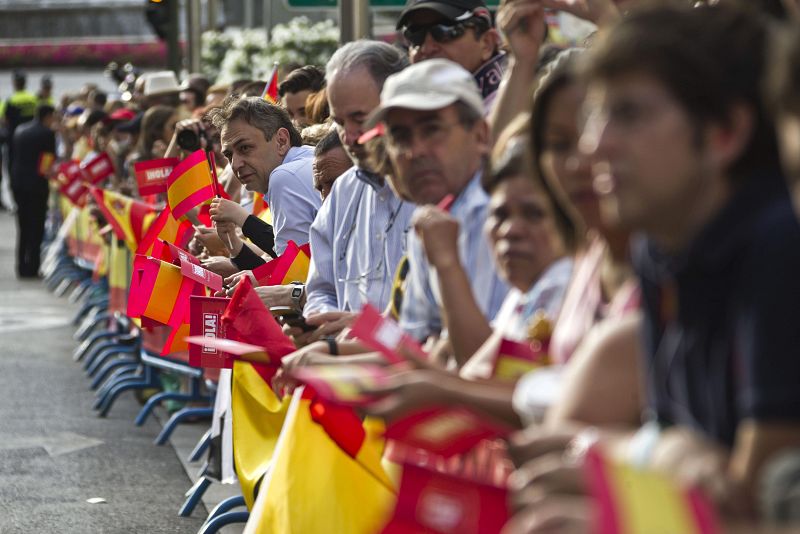 Algunos ciudadanos han empezado a congregarse desde primera hora de la mañana en la calles del recorrido que harán los reyes tras la proclamación de Felipe VI en las Cortes.