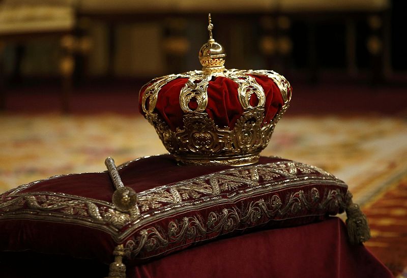 Detalle de la corona dentro del hemiciclo del Congreso antes del acto de proclamación del rey Felipe VI.