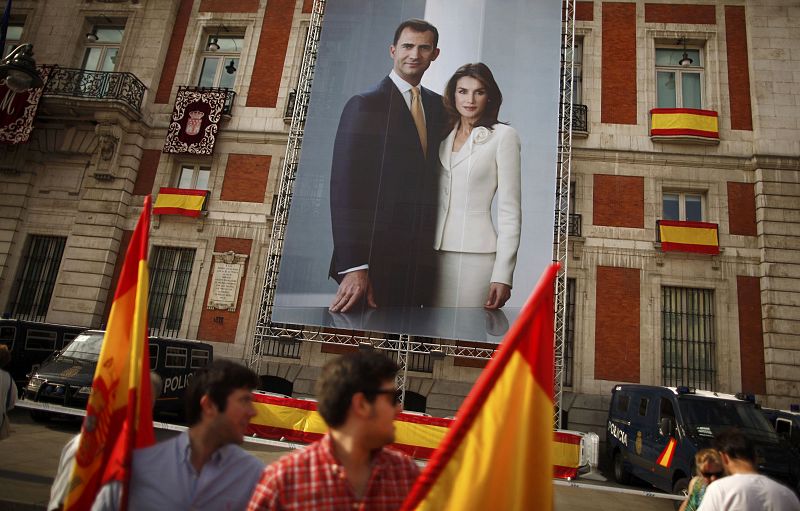 En la fachada del Gobierno de la Comunidad de Madrid, en la Puerta del Sol, se ha desplegado una gran fotografía con el rey Felipe VI y su esposa, la reina Letizia.