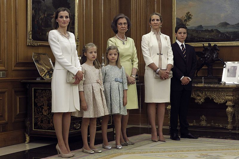 La Reina Letizia y sus hijas, la Princesa de Asturias Leonor y la infanta Sofía, la Reina Sofía y la Infanta Elena junto a su hijo mayor, Felipe Juan Froilán