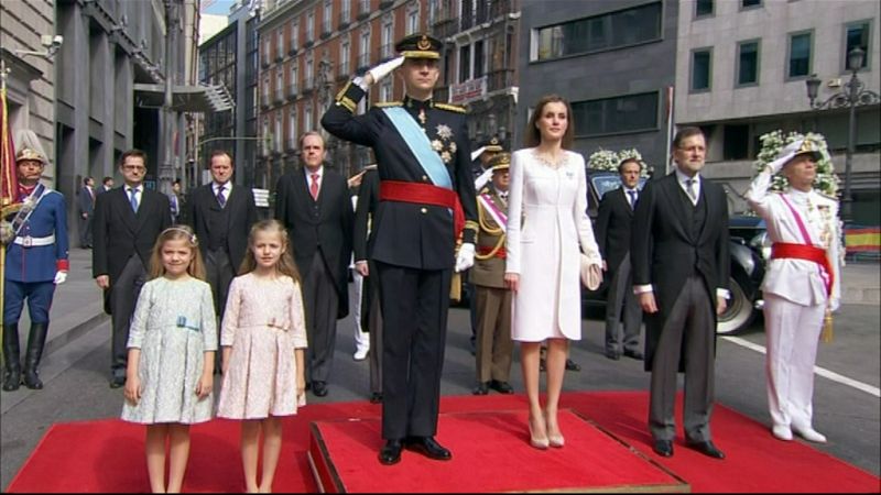 Los nuevos reyes, Felipe VI y doña Letizia, con sus hijas durante los honores militares