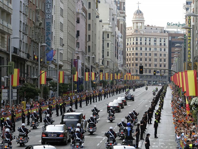 Imagen del recorrido de los reyes Felipe VI y Letizia, a su paso por la Gran Vía de Madrid, en dirección al Congreso de los Diputados.