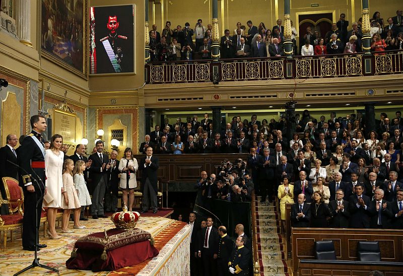 Los reyes Felipe VI y Letizia son recibidos en el Congreso de los Diputados entre los aplausos de diputados, senadores y otros asistentes.