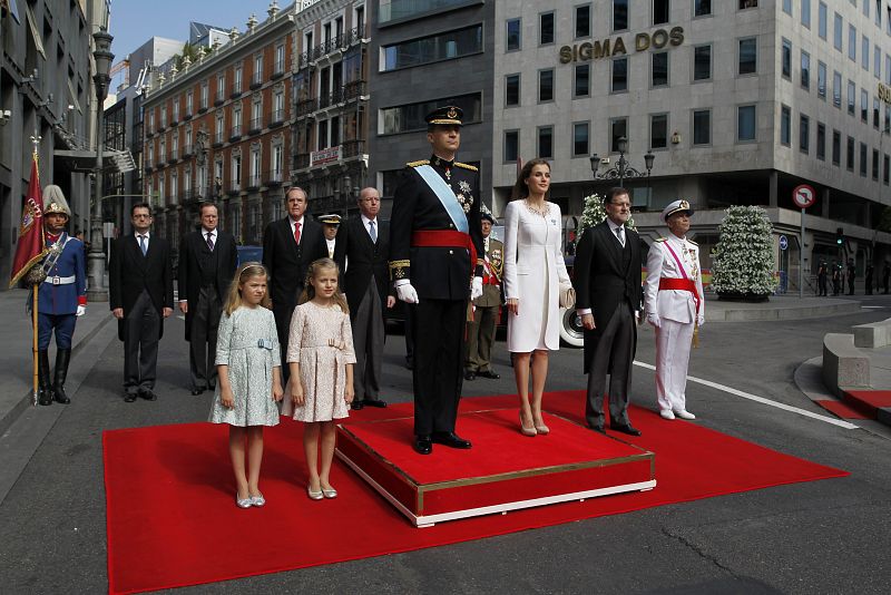 Los nuevos reyes, Felipe VI y doña Letizia, con sus hijas durante la ceremonia militar.