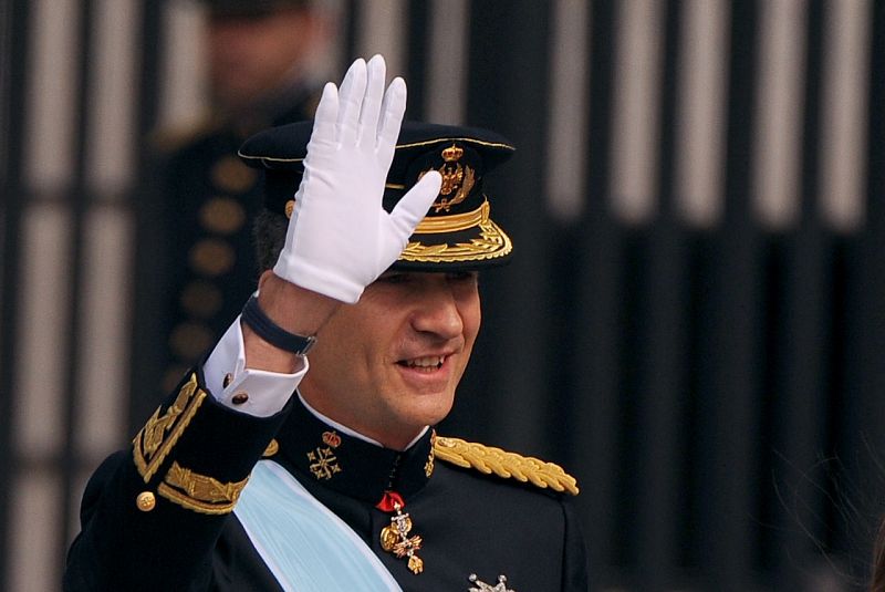 El rey Felipe VI saludando a su llegada al Congreso de los Diputados, en Madrid.