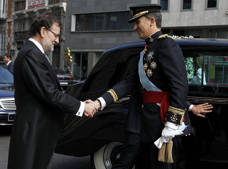 El rey Felipe VI ha sido recibido por el presidente del Gobierno, Mariano Rajoy, a su llegada al Congreso de los Diputados para su proclamación como rey de España por las Cortes Generales.