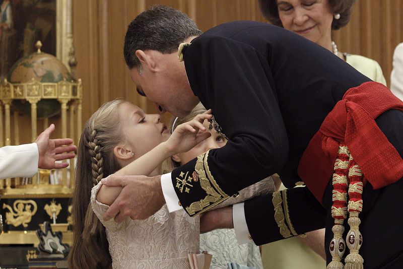 El rey Felipe VI, besando a su hija Leonor, princesa de Asturias