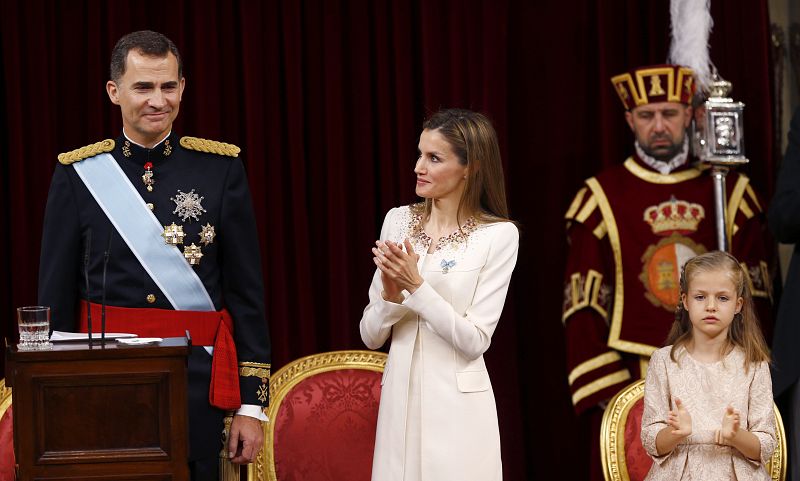 La reina Letizia aplaude al rey Felipe VI, tras su primer discurso ante las Cortes Generales después su proclamación.