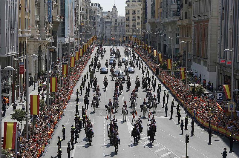 Imagen del paseo de los reyes, Felipe VI y Letizia, por las calles de Madrid en dirección al Palacio de Oriente.