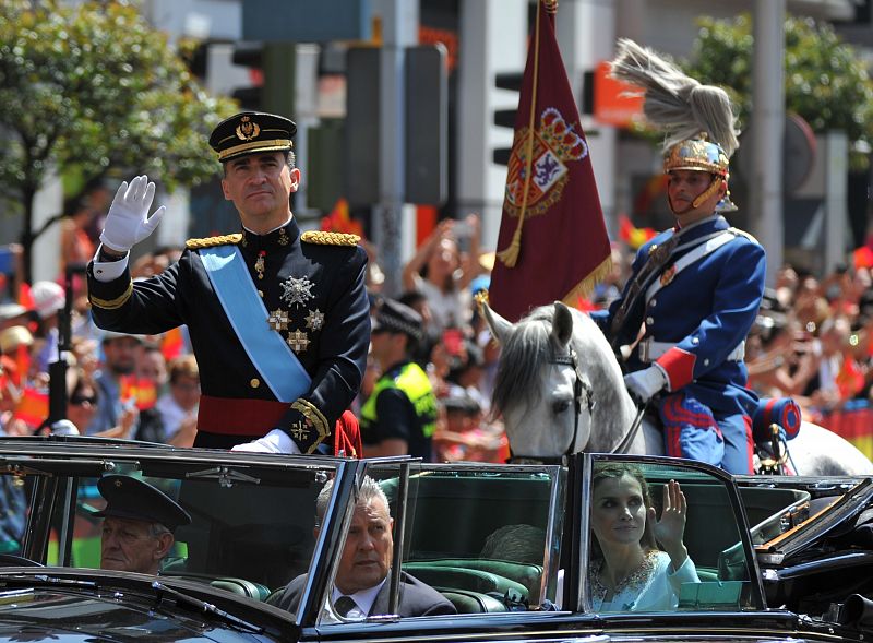 Los reyes Felipe VI y Letizia han hecho su primer recorrido por las calles de Madrid en un Rolls Royce Phantom.