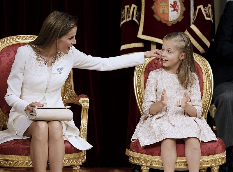 La reina Letizia toca la mejilla de su hija, la princesa Leonor