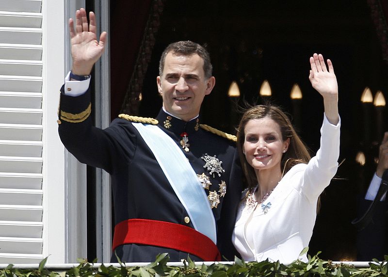 Los reyes Felipe VI y Letizia han aparecido ante numerosos ciudadanos para saludar desde el balcón del Palacio Real, en Madrid.
