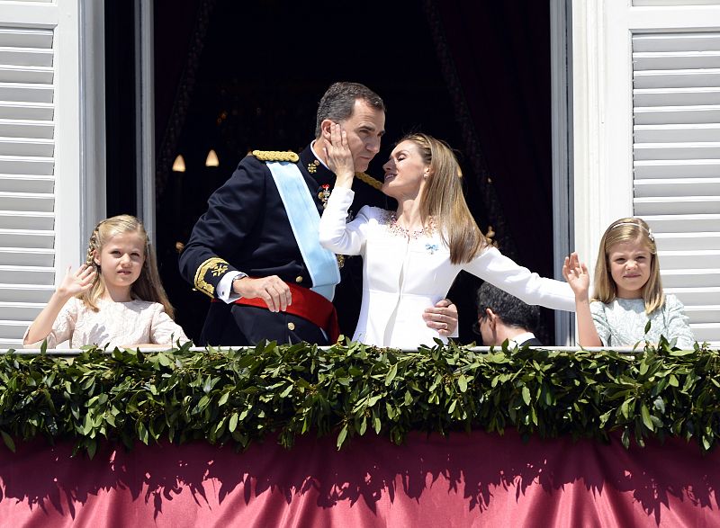 La familia saluda desde el balcón