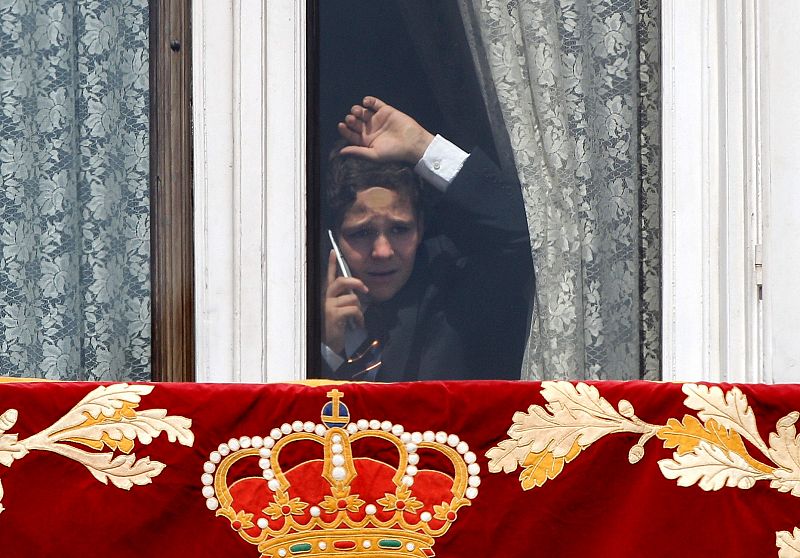 Felipe Juan Froilán, en una ventana del palacio Real, tras la ceremonia