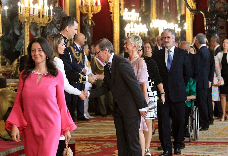 Los reyes Felipe VI y Letizia saludan al enviado especial de la Unión Europea (UE) en Libia, Bernardino León