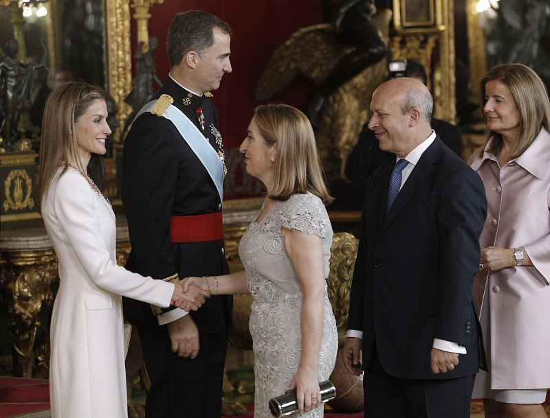 Los Reyes Felipe VI y Letizia saludan a la ministra de Fomento, Ana Pastor