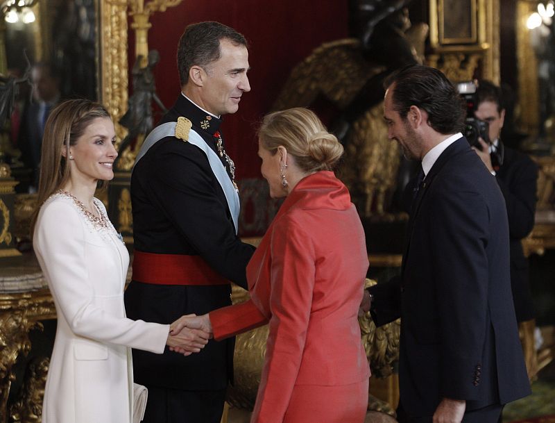 Los reyes Felipe VI y Letizia saludan al presidente de Baleares, José Ramón Bauzá, y la delegadao del Gobierno en Madrid, Cristina Cifuentes