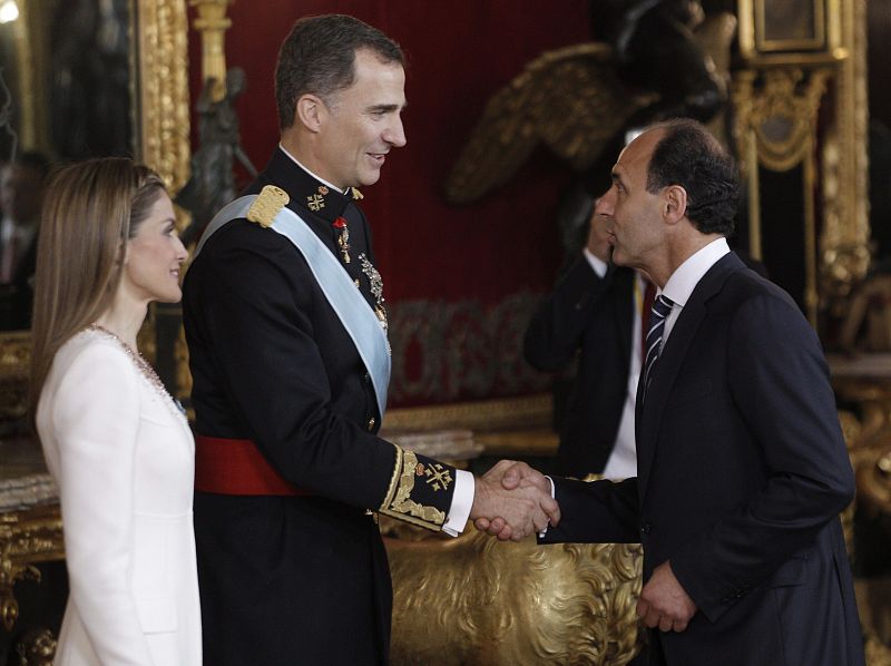 Los reyes Felipe VI y Letizia saludan al presidente de Cantabria, Ignacio Diego