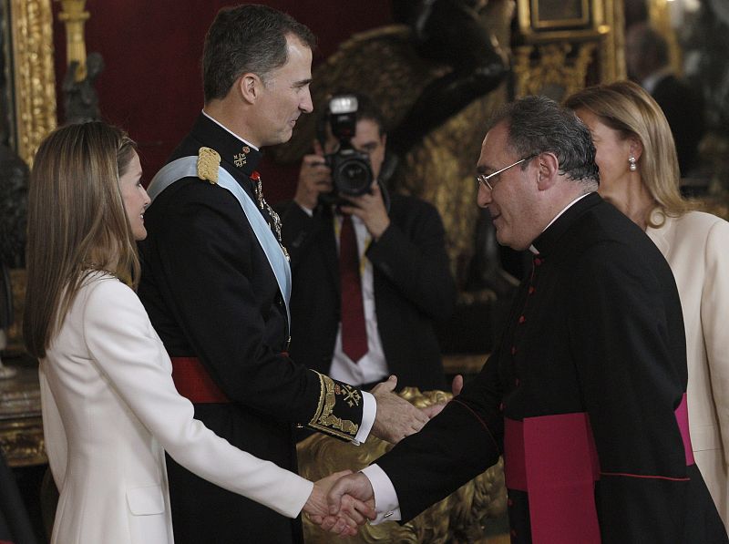 Los reyes Felipe VI y Letizia saludan al secretario general de la Conferencia Espicopal, José María Gil Tamayo