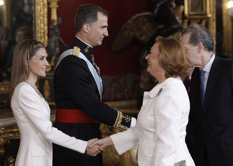 Los reyes Felipe VI y Letizia saludan a la presidenta de Aragón, Luisa Fernanda Rudi