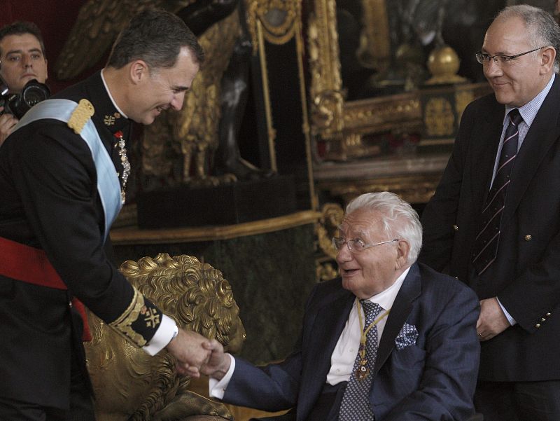 El rey Felipe VI saluda al expresidente del Senado, José Federico de Carvajal