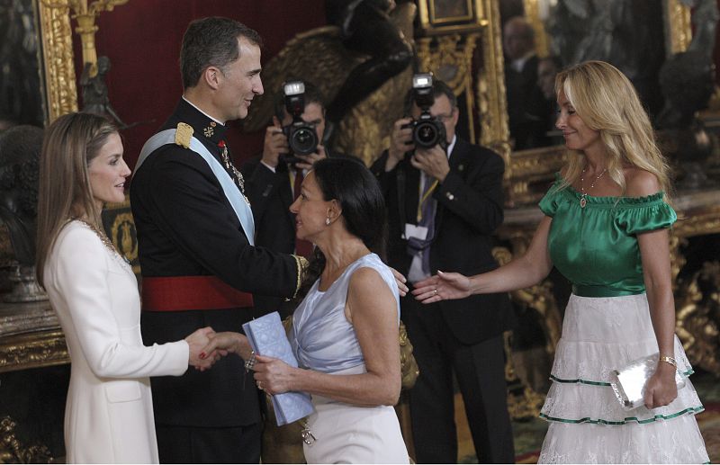 Los reyes Felipe VI y Letizia saludan a las empresarias Esther Koplowitz y Alicia Alcocer Koplowitz