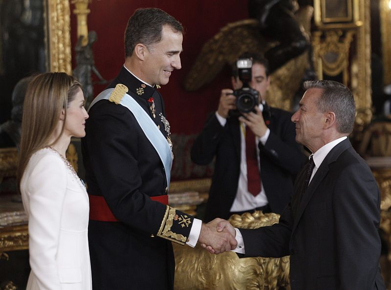 Los reyes Felipe VI y Letizia saludan al presidente de Canarias, Paulino Rivero.