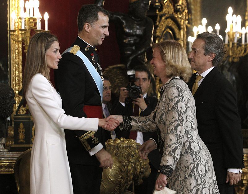 Los Reyes Felipe VI y Letizia saludan a la presidenta de ABC, Catalina Luca de Tena