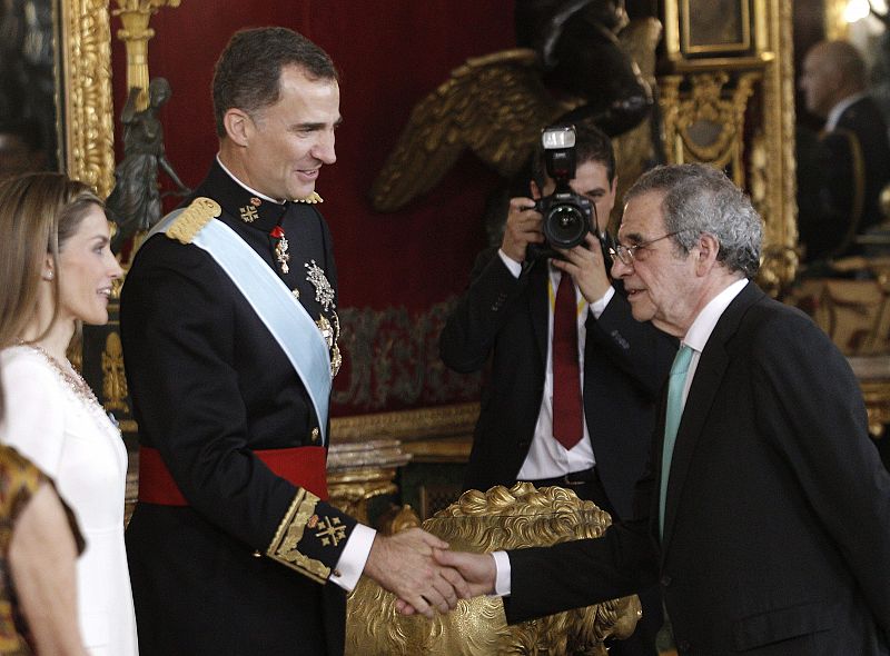 Los reyes Felipe VI y Letizia saludan al presidente de Telefónica, César Alierta