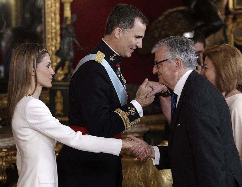 Los reyes Felipe VI y Letizia saludan al fiscal general del Estado, Eduardo Torres-Dulce