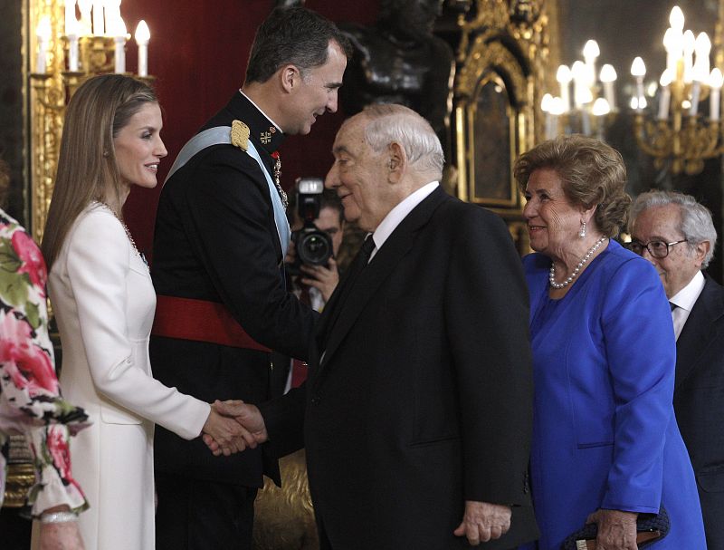 Los Reyes Felipe VI y Letizia saludan al presidente de El Corte Inglés, Isidoro Alvarez