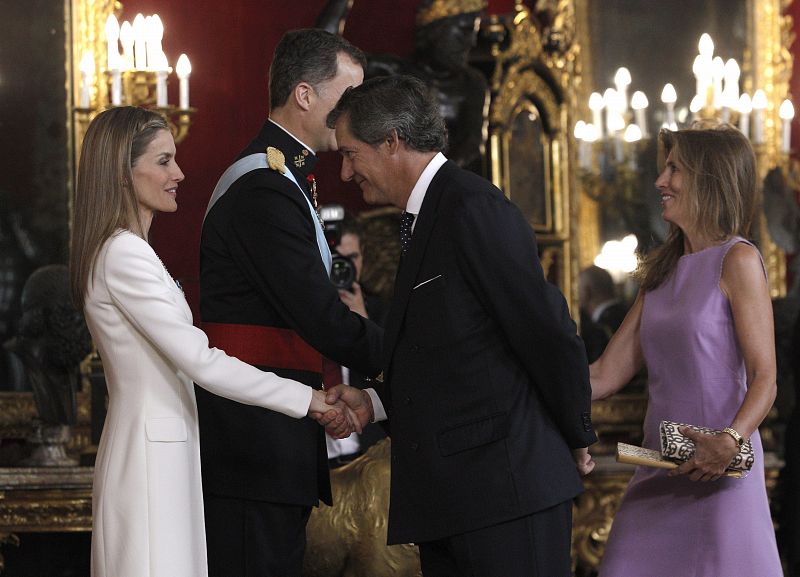 Los Reyes Felipe VI y Letizia saludan al presidente de Acciona, José Manuel Entrecanales