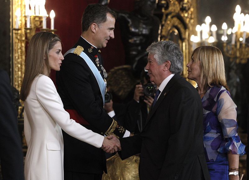 El presidente de la patronal madrileña, Arturo Fernández, el segundor por la derecha, también ha sido uno de los invitados.