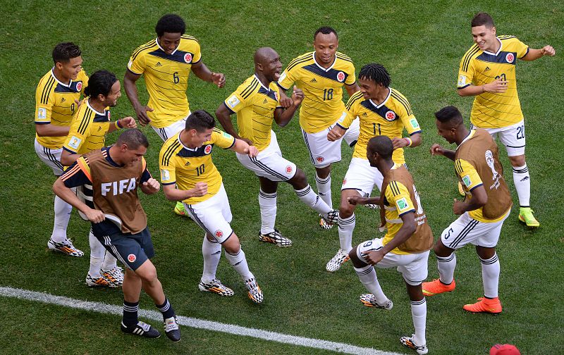 Los jugadores de Colombia celebran uno de los goles ante Costa de Marfil bailando