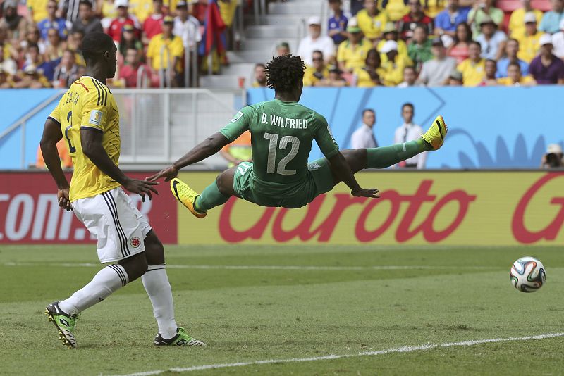 El delantero marfileño Wilfried Bony (d) ante el defensa colombiano Cristian Zapata