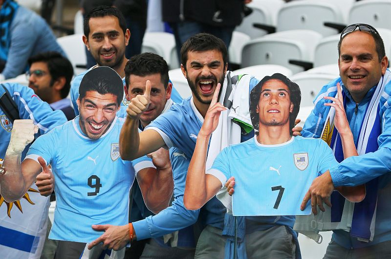 Aficionados de Uruguay muestran fotos de sus ídolos, Luis Suárez y Edinson Cavani