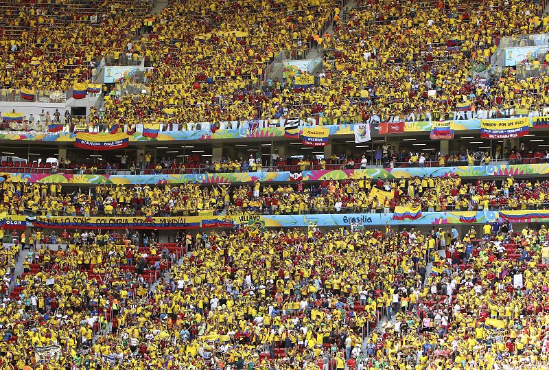 Aficionados colombianos durante el partido Colombia-Costa de Marfil, del Grupo C