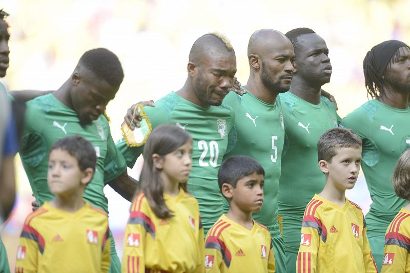 El marfileño Die Serey llora mientras suena el himno de su país antes del partido ante Colombia