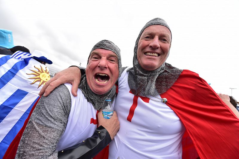 Hinchas ingleses, disfrazados antes del partido de su selección ante Uruguay