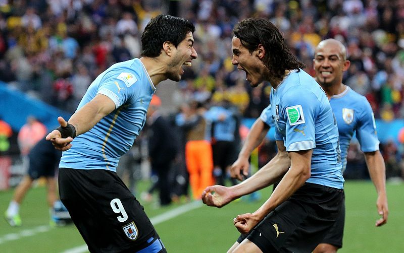 El delantero uruguayo Luis Suárez celebra con su compañero Edison Cavani