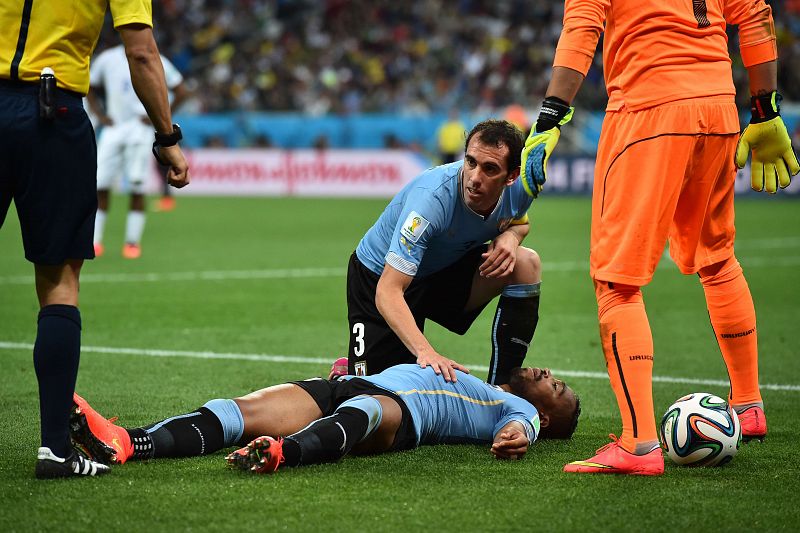 Pereira, de Uruguay, yace semiinconsciente ante la mirada de Diego Godín